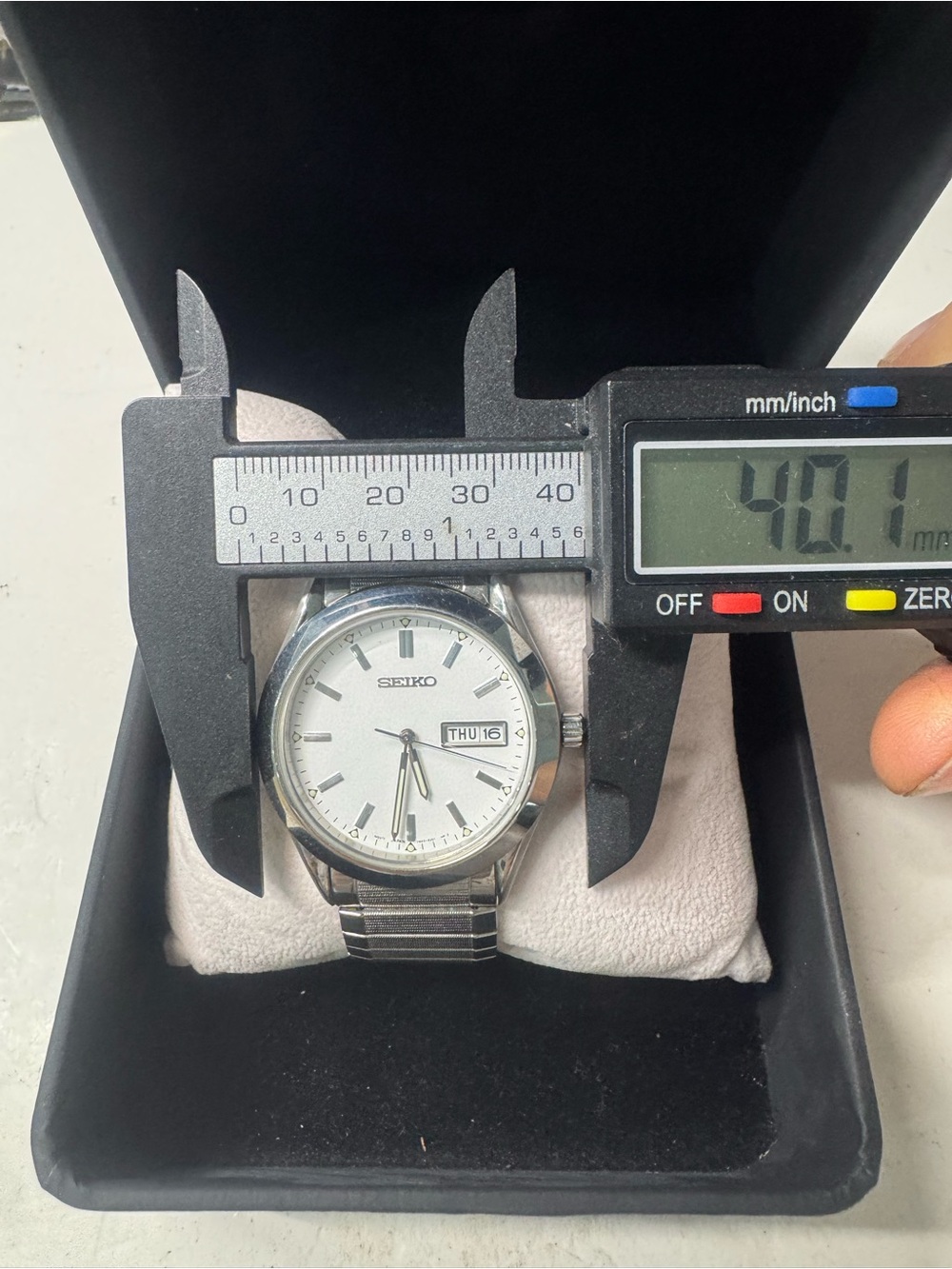 #147 Seiko Silver and White Men's Day-Date Watch - Picture 5 of 6
